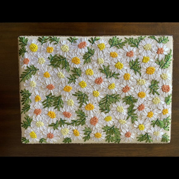 Silk embroidered box with yellow daisy flora on the lids - Picture 4 of 4
